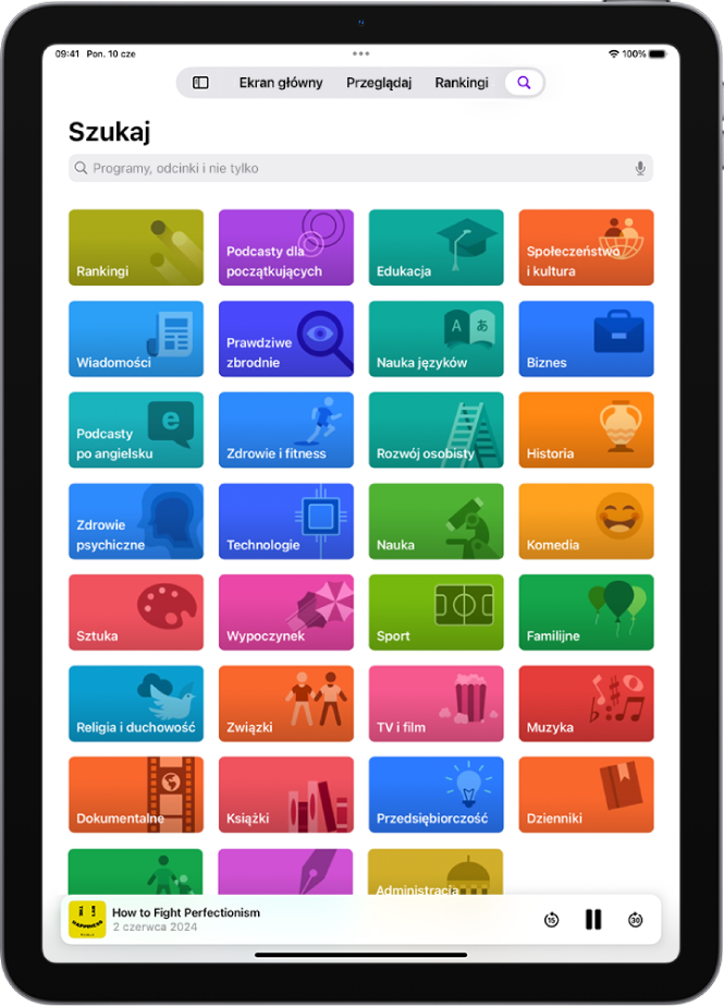 Ekran wyszukiwania w aplikacji Podcasty pokazujący kategorie podcastów. Na dole ekranu jest okładka odcinka, jego tytuł oraz przyciski Do tyłu, Wstrzymaj i Do przodu.