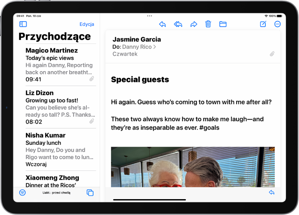 iPad z otwartą aplikacją Poczta. Wiadomości email są wyświetlane dużą, pogrubioną czcionką.