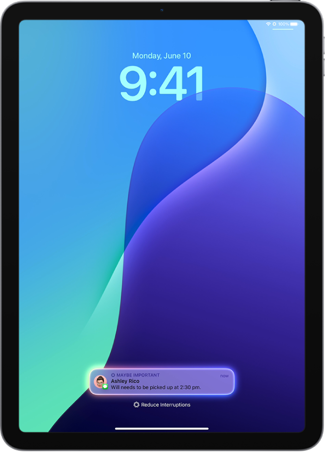 Um iPad mostrando uma notificação relevante na Tela Bloqueada com o Foco Reduzir Interrupções ativado.