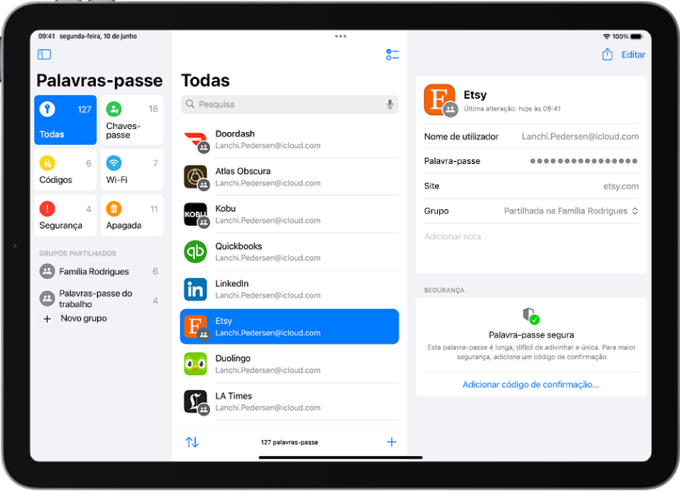 A aplicação Palavras‑passe a mostrar uma lista de aplicações. Está selecionada uma aplicação e mostra o nome de utilizador, a palavra-passe oculta, o site e o grupo que partilha a palavra-passe.