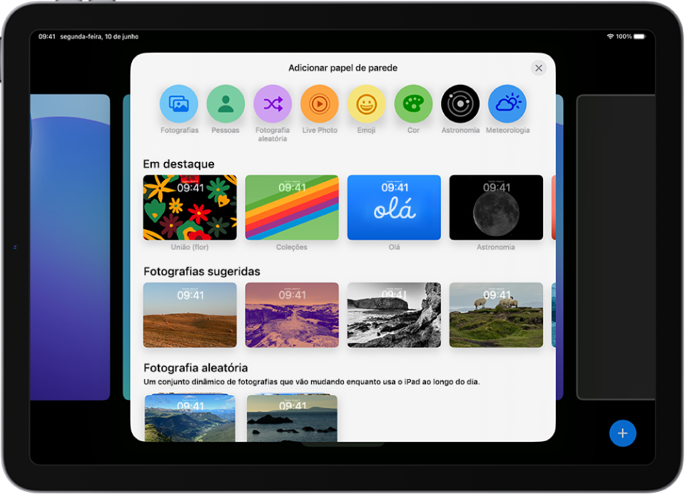 O ecrã “Adicionar papel de parede” a mostrar uma galeria de opções de papel de parede para personalizar o ecrã bloqueado do iPad, em categorias como “Em destaque” e “Fotografias sugeridas”. Na parte superior estão os botões para adicionar fotografias, pessoas, uma fotografia aleatória, um emoji e um fundo do ecrã do estado do tempo ao ecrã bloqueado.