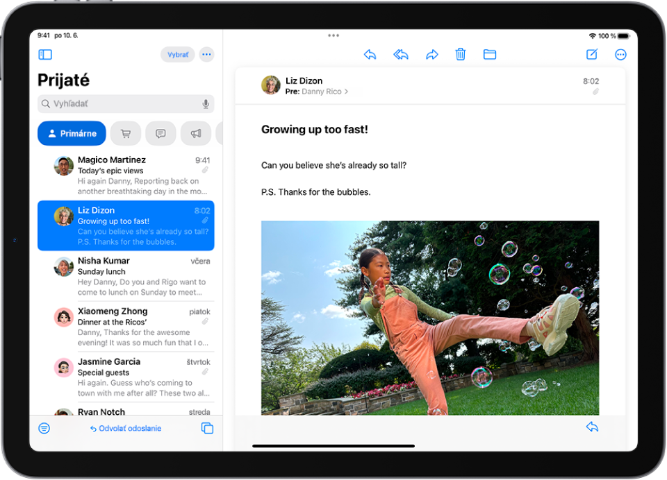 Schránka apky Mail so zoznamom správ naľavo a otvorenou správou napravo. Pod zoznamom správ je tlačidlo Odvolať odoslanie, ktorým je možné odvolať nedávno odoslanú správu.