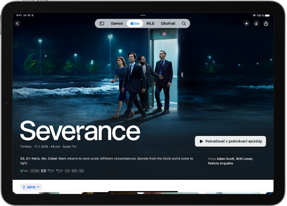 Tab Apple TV+, na ktorom sa zobrazuje vybraný titul Apple Original s názvom, tlačidlom Prehrať a popisom epizódy. V hornej časti sa zľava doprava nachádzajú taby Domov, Apple TV+, MLS, Obchod a Vyhľadať.