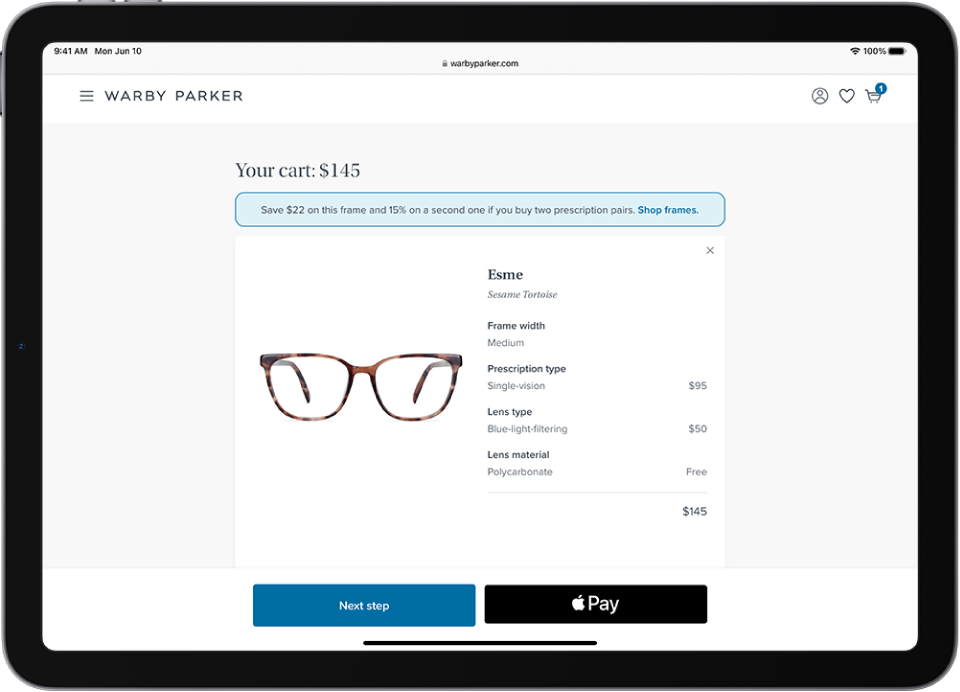 Safari میں ایک ویب صفحہ، جو منتخب کردہ آئٹم کی قیمتوں پر مشتمل ایک شاپنگ کارٹ کو دکھاتا ہے۔ نیچے دائیں طرف Apple Pay کا بٹن ہے۔