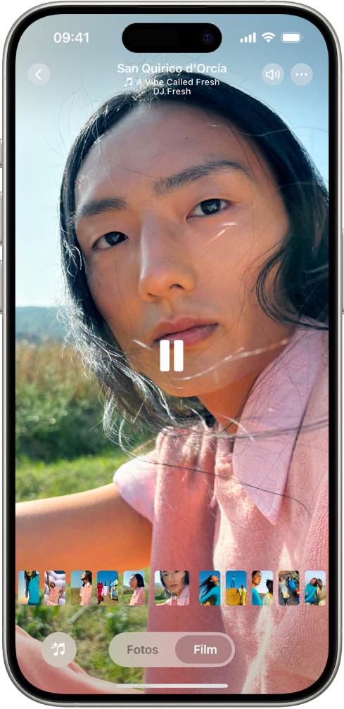 In der Mitte des Bildschirms wird ein Rückblick wiedergegeben. Unten auf dem Bildschirm sind von links nach rechts die Tasten „Rückblick-Mixe“, „Fotos“ und „Film“ zu sehen. Rechts oben befinden sich die Tasten „Lautstärke“, „Mehr“ und „Schließen“. Links oben befinden sich der Titel des Rückblicks sowie der Song- und Künstlername des wiedergegebenen Songs.
