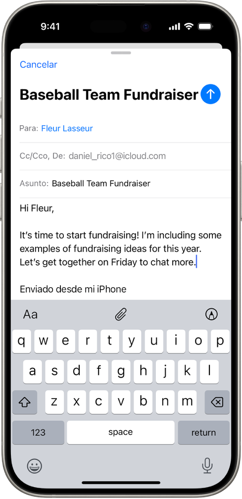 Se está redactando el borrador de un correo y las opciones de archivos adjuntos están arriba del teclado.