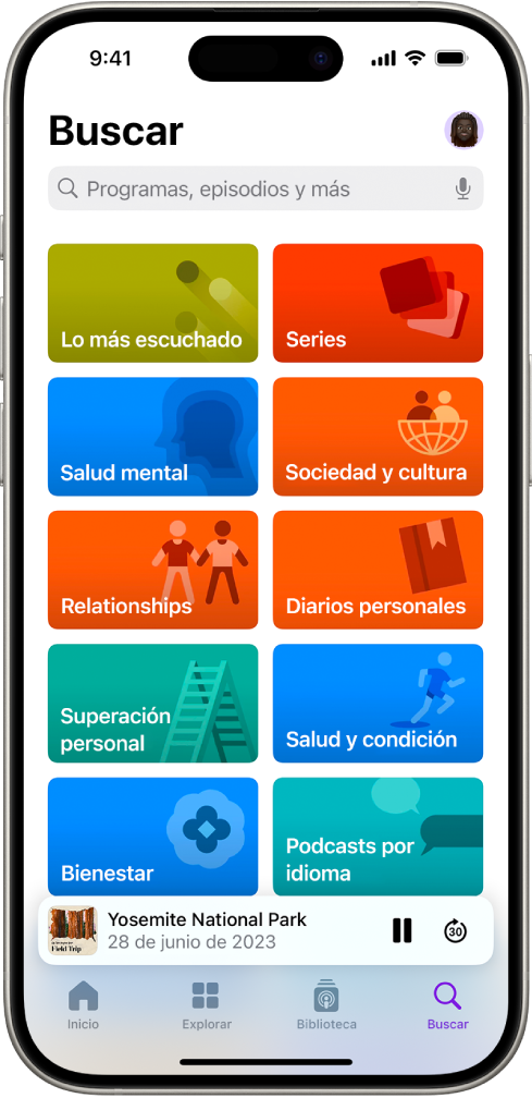 La pantalla de Buscar de la app Podcasts mostrando las categorías de podcasts. Cerca de la parte inferior de la pantalla están la ilustración del episodio, el título del episodio y los botones para pausar y avanzar. En la parte inferior de la pantalla se encuentran las pestañas Inicio, Explorar, Biblioteca y Buscar.