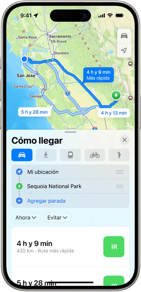 Un iPhone que muestra un mapa con varias opciones de rutas en auto hacia el mismo destino. Cada ruta muestra el tiempo y la distancia estimados, y un botón Ir para iniciar las indicaciones detalladas. Cada ruta está codificada por colores para indicar las condiciones del tráfico.
