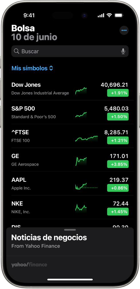 Una lista de seguimiento en la app Bolsa mostrando varias acciones. Cada acción en la lista muestra, de izquierda a derecha, el símbolo y nombre de la acción, una gráfica de rendimiento, el precio la acción y los cambios en su precio. En la parte superior de la pantalla, arriba de la lista de seguimiento llamada Mis símbolos, está el campo de búsqueda. En la parte inferior de la pantalla hay un artículo sobre Business News. Desliza hacia arriba sobre Business News para ver artículos.