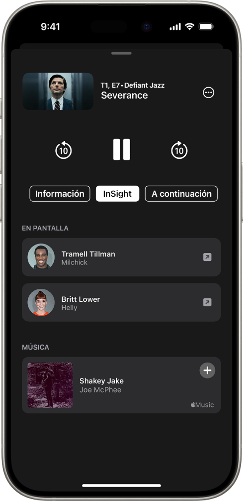 La pantalla de InSight en la app Apple TV muestra a los actores y la música que se están reproduciendo en el programa que está arriba.