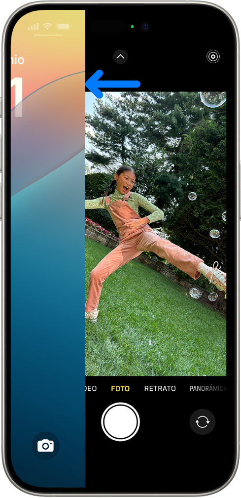 Pantalla del iPhone con el botón “Bloquear pantalla” que se desliza a la izquierda y la app Cámara abierta en el lado derecho de la pantalla.