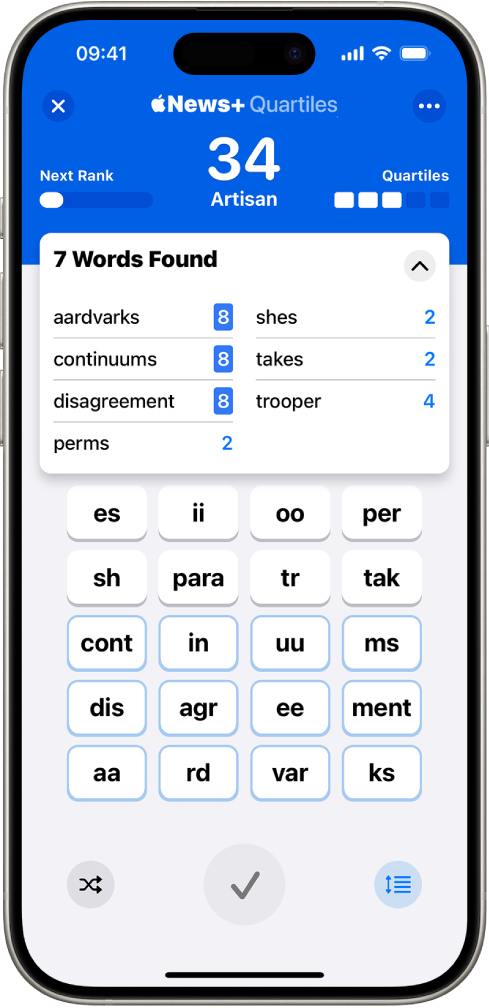 Le jeu Quartiles affichant le score du joueur, son rang et une barre de progression qui, lorsqu’elle est pleine, permet de passer au rang suivant. Une liste inclut des mots trouvés dans une grille composée de 20 cases : quelques mots formés de 4 cases valant chacun 8 points ainsi que d’autres mots avec le nombre de points correspondant.