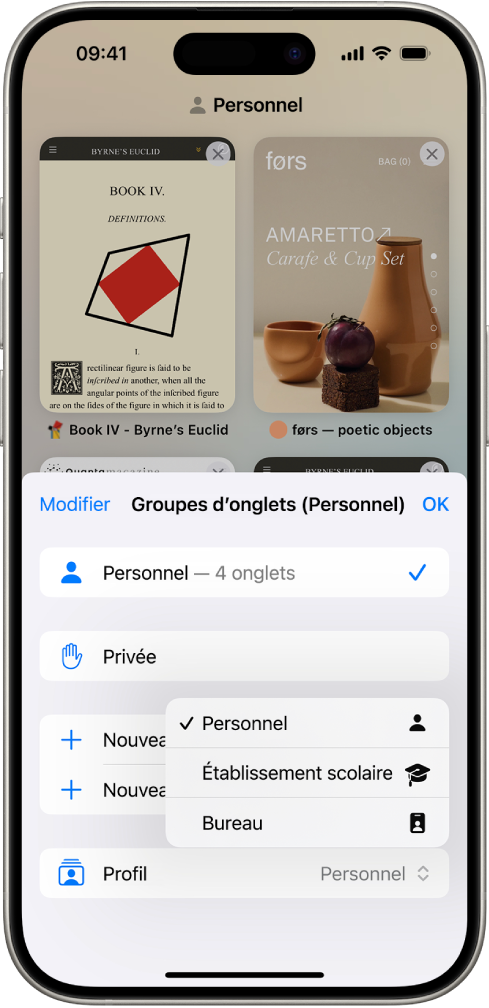 L’écran d’un iPhone, affichant un groupe d’onglets avec le menu Groupe d’onglets ouvert. En bas du menu, l’utilisateur sélectionne Profil et un menu affiche les profils Personnel, École et Travail. Le profil Personnel est sélectionné.