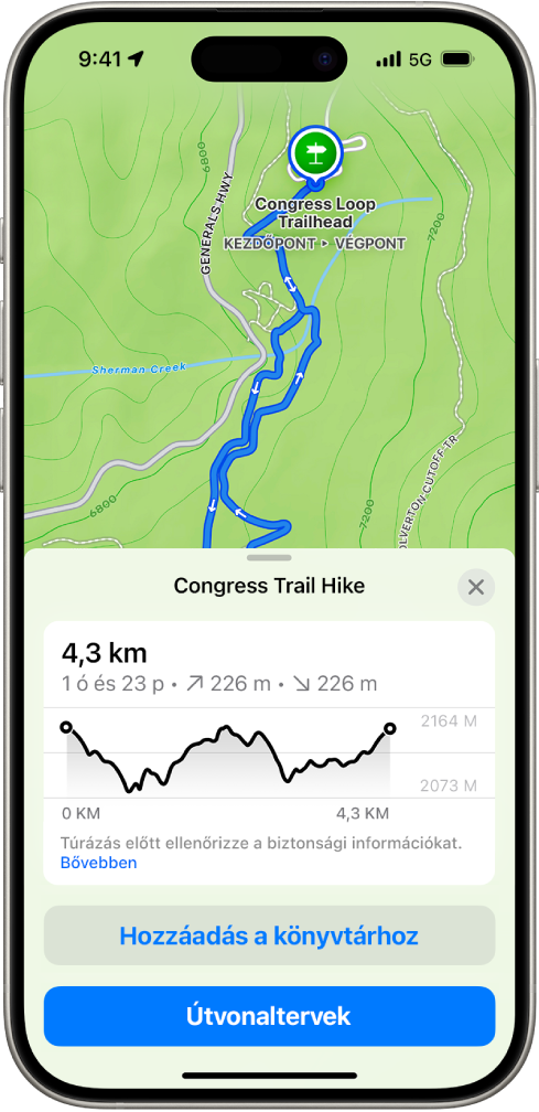 A Térképek app egy topográfiai térképén egy túraútvonal látható. A képernyő alján látható egy szintemelkedési ábra, a Hozzáadás a könyvtárhoz gomb, valamint az Útvonaltervek gomb.