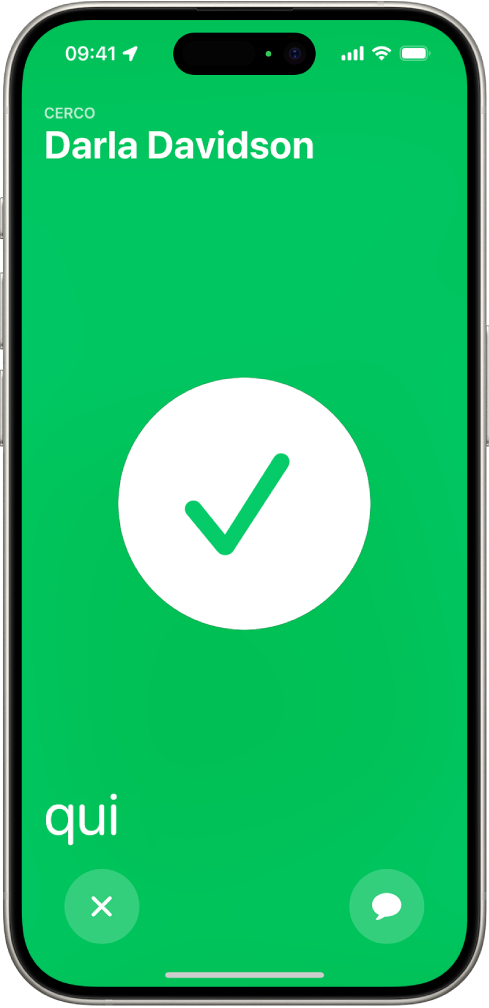 Lo schermo di iPhone è verde con un grosso segno di spunta al centro. Il nome della persona cercata si trova nell’angolo in alto a sinistra e la parola “Qui” è visibile nell’angolo in basso a sinistra, per indicare che la ricerca è stata completata.