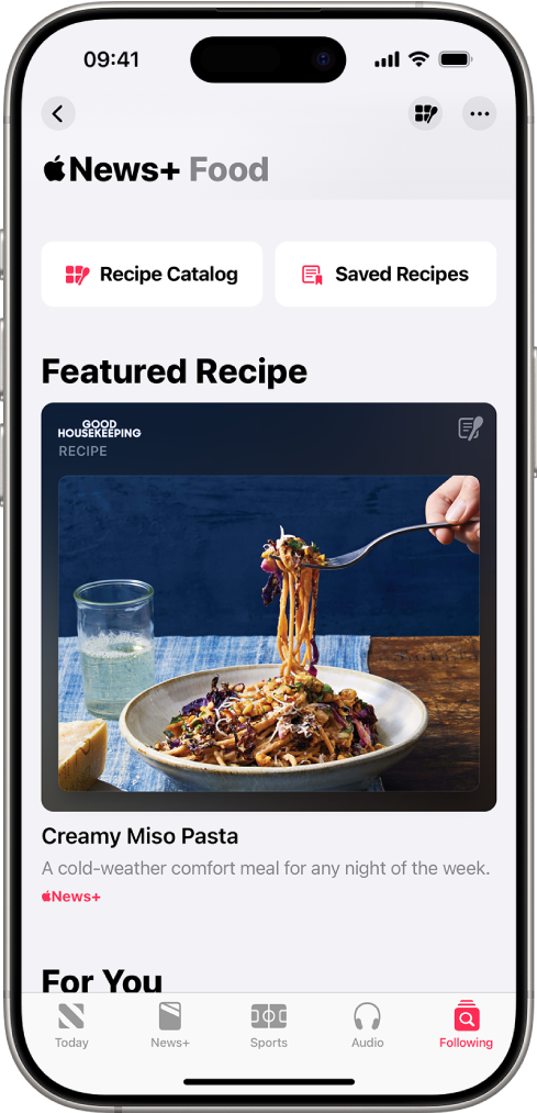 Una ricetta di Apple News+ con i pulsanti per il catalogo di ricette e le ricette salvate.