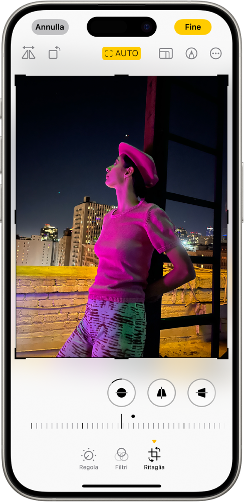 La schermata Modifica con una foto al centro. Nella parte inferiore dello schermo, da sinistra a destra, sono visualizzati i pulsanti Regola, Filtri e Ritaglia. Il pulsante Ritaglia è selezionato ed è presente un cursore per regolare le ottimizzazioni della geometria.