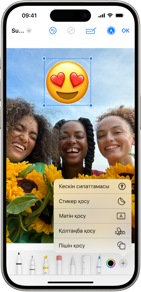 «Пошта» қолданбасында тіркеменің PDF файлында эмодзи стикері бар. Веб-беттің төменгі жағындағылар — белгілеу құралдары.