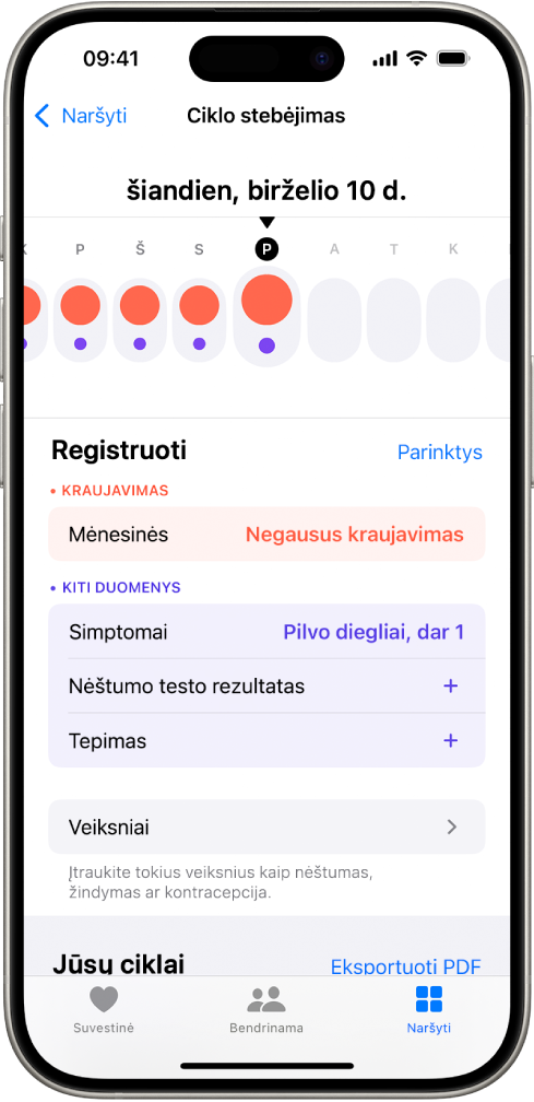 Ekranas „Ciklo sekimas“, kurio viršuje rodoma savaitės laiko juosta. Raudonais apskritimais ir violetiniais taškais laiko juostoje pažymėtos pirmosios 5 dienos. Po laiko juosta yra parinktys, skirtos įtraukti informacijos apie mėnesines, simptomus ir kt.