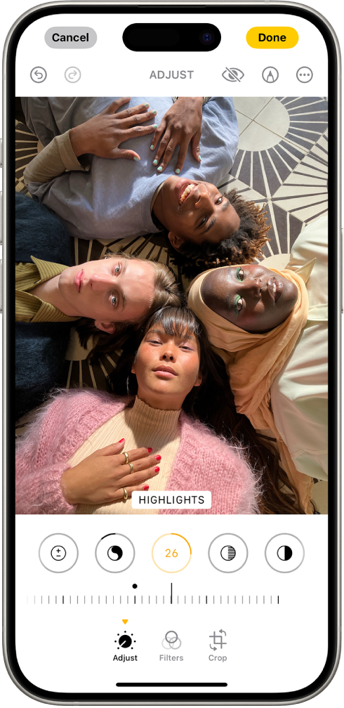 ‘ഫോട്ടോസ്’ ആപ്പിലെ എഡിറ്റ് സ്ക്രീൻ. ഒരു ഫോട്ടോ സ്ക്രീനിന്റെ മധ്യത്തിൽ. ഫോട്ടോയ്ക്ക് താഴെ എഡിറ്റിങ് ബട്ടണുകളാണ്; ഹൈലൈറ്റുകൾ സെലക്റ്റ് ചെയ്തിരിക്കുന്നു. എഡിറ്റിങ് ബട്ടണുകൾക്ക് താഴെ ഹൈലൈറ്റ്സ് ലെവലുകൾ ക്രമീകരിക്കാനുള്ള ഒരു സ്ലൈഡർ. സ്ലൈഡറിന് താഴെ ഇടത്തുനിന്ന് വലത്തേക്ക്, ക്രമപ്പെടുത്തൂ, ഫിൽട്ടറുകൾ, ക്രോപ്പ് ചെയ്യൂ എന്നീ ബട്ടണുകൾ. മുകളിൽ വലത് കോണിലുള്ള ‘കഴിഞ്ഞു’ ബട്ടൺ.