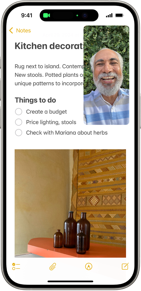 FaceTime संभाषण होत आहे, तर किचन डेकोरेटिंगविषयीची नोट उर्वरित स्क्रीनवर आहे.