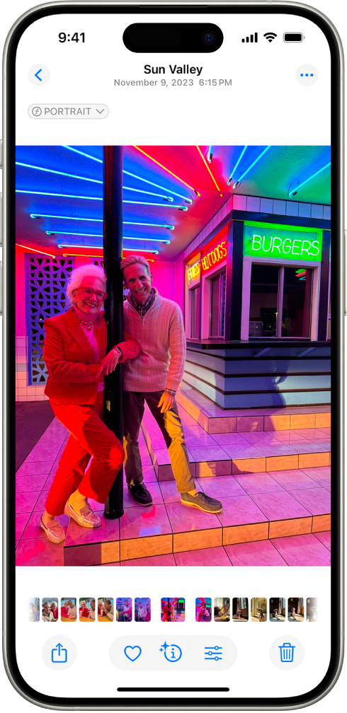 ဖန်သားပြင်၏အောက်ခြေတစ်လျှောက်တွင် အခြားဓာတ်ပုံများ၏ ပုံအသေးစားများနှင့်အတူ ပွင့်နေသောဓာတ်ပုံတစ်ပုံ။ ညာဘက်ထိပ်ထောင့်တွင် ရှာဖွေခြင်းသို့ပြန်သွားရန် Close ခလုတ်တစ်ခုရှိသည်။