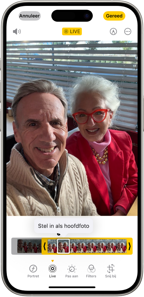 Een Live Photo is open in de Foto's-app. Onder de foto staat de frameviewer, waarbij de knop 'Stel in als hoofdfoto' actief is. Aan beide zijden van de frameviewer staan twee pijlen waarmee je de Live Photo kunt inkorten. Onder in het scherm staan de knoppen 'Portret', 'Live', 'Pas aan', 'Filters' en 'Snij bij'. De knop 'Live' is geselecteerd.
