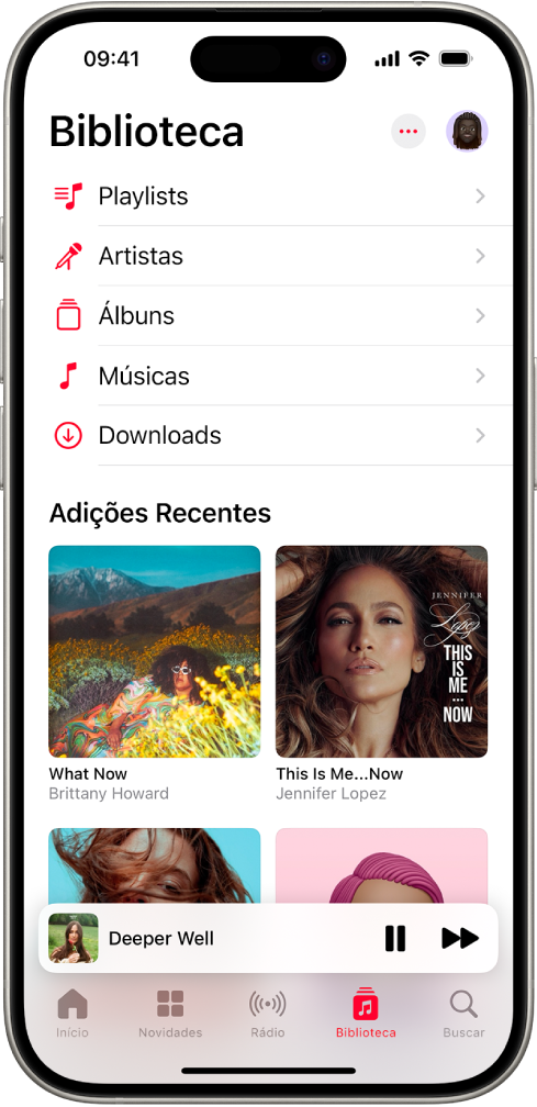 Tela Biblioteca mostrando uma lista de categorias incluindo Playlists, Artistas, Álbuns, Músicas e Baixadas. O cabeçalho Adições Recentes aparece abaixo da lista. O minirreprodutor mostra o título da música atual e os botões Pausar e Seguinte aparecem próximos à parte inferior.