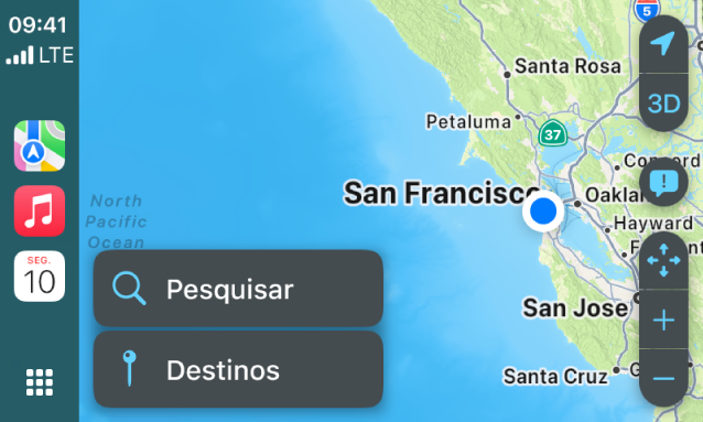 O ecrã “CarPlay” a mostrar um mapa de São Francisco. À direita está os botões de local, 3D, comunicar um perigo e ampliar/reduzir. Na parte inferior do ecrã estão os botões “Pesquisar” e “Destino”.