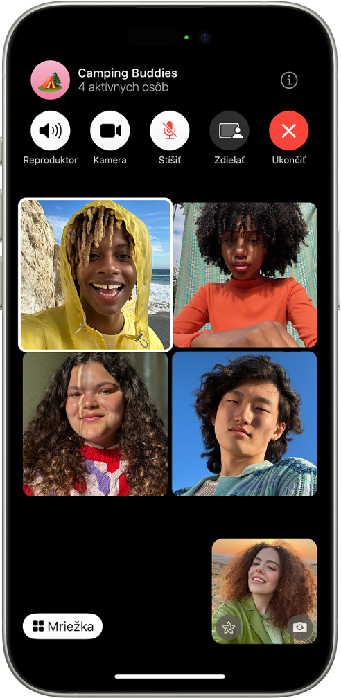 Skupinový FaceTime hovor s piatimi účastníkmi na piatich samostatných dlaždiciach.