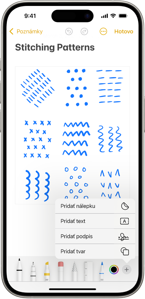 V apke Poznámky je dole v poznámke otvorený panel s nástrojmi Značky a v pravom dolnom rohu obrazovky je vybrané tlačidlo Pridať. V menu Pridať sú dostupné nasledujúce možnosti: Pridať nálepku, Pridať text, Pridať podpis a Pridať tvar.