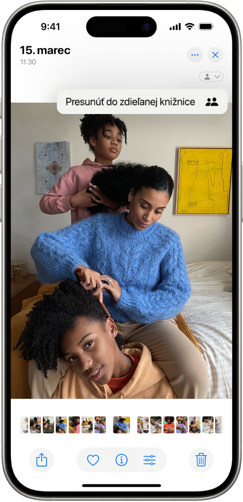 V apky Fotky je otvorená fotka. Navrchu obrazovky je možnosť Presunúť do zdieľanej knižnice.