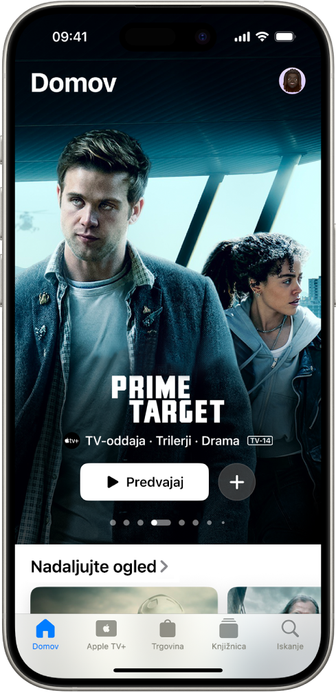 Zavihek Domov, ki prikazuje predstavljen Apple Original v sredini, nad vrstico Nadaljujte ogled. Na dnu so od leve proti desni zavihki Domov, Apple TV+, Trgovina, Knjižnica in Iskanje.
