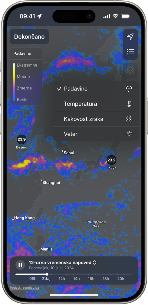 Zaslon iPhona zapolni zemljevid s temperature v okolici. V zgornjem desnem kotu, od zgoraj navzdol, so gumbi Trenutna lokacija, Priljubljene lokacije in Prekrivni meni. Gumb Prekrivni meni je izbran in prikaže gumbe Padavine, Temperatura, Kakovost zraka in Veter. Izbran je gumb Padavine. V zgornjem levem kotu sta gumb Dokončano in lestvica prekrivanja zemljevida padavin.