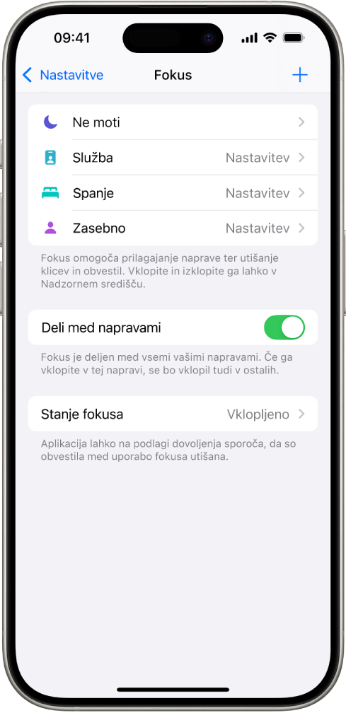 Zaslon, na katerem je prikazanih pet možnosti načina Fokus – Ne moti, Ni sporočil med klici, Spanje, Zasebno in Delo. Možnost Deli med napravami je vklopljen, kar omogoča uporabo enakih nastavitev ostrenja v napravah Apple.