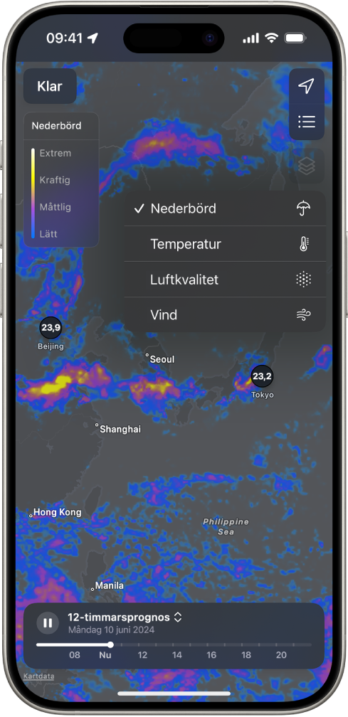 En temperaturkarta över det närmsta området fyller iPhone-skärmen. I det övre högra hörnet finns, uppifrån och ned, knapparna Nuvarande plats, Favoritplatser och Överläggsmeny. Knappen Överläggsmeny är vald och visar knapparna Nederbörd, Temperatur, Luftkvalitet och Vind. Knappen Nederbörd är vald. I det övre vänstra hörnet finns knappen Klar och överläggsskala för nederbördskartan.