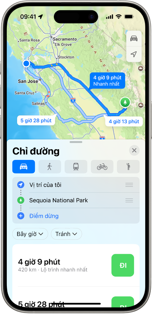 Một iPhone đang hiển thị bản đồ với một số tùy chọn lộ trình lái xe đến cùng một điểm đến. Mỗi lộ trình hiển thị thời gian và khoảng cách ước tính, và một nút Đi để bắt đầu chỉ đường từng bước. Mã màu trên mỗi lộ trình cho biết tình trạng giao thông.