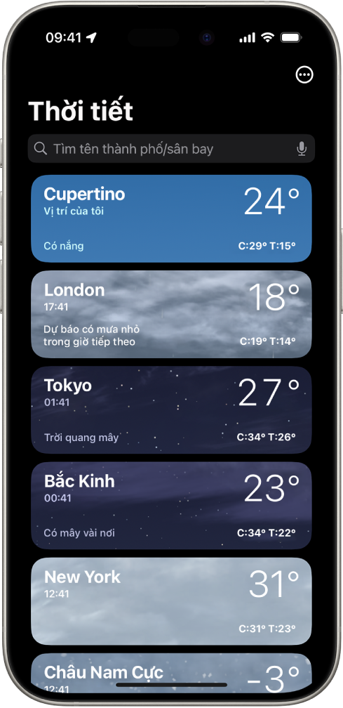 Màn hình Thời tiết, đang hiển thị một danh sách các thành phố với giờ, nhiệt độ hiện tại, dự báo, cũng như nhiệt độ cao nhất và thấp nhất. Ở đầu màn hình là trường tìm kiếm và ở góc trên cùng bên trái là nút Thêm.