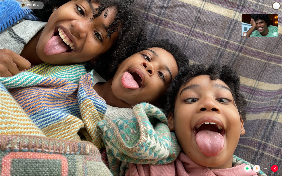 Une fenêtre FaceTime affichant un groupe de personnes en appel.