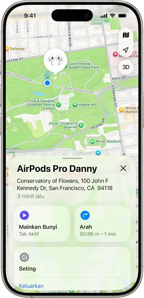 Skrin dalam app Cari pada iPhone. Lokasi AirPods ditunjukkan pada peta San Francisco, dengan alamat disenaraikan dan pilihan Mainkan Bunyi dan Arah.