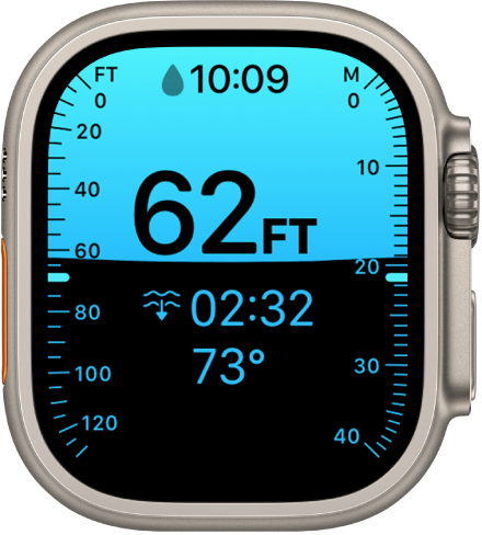 Die App „Tiefe“ auf der Apple Watch Ultra zeigt die aktuelle Tiefe, Unterwasserzeit, Wassertemperatur sowie die maximale Tiefe des Tauchgangs an. Markierungen auf der linken Seite weisen auf die Tiefe in Fuß von 0 Fuß bis 130 Fuß hin. Markierungen auf der linken Seite weisen auf die Tiefe in Metern von 0 Metern bis 40 Metern hin.