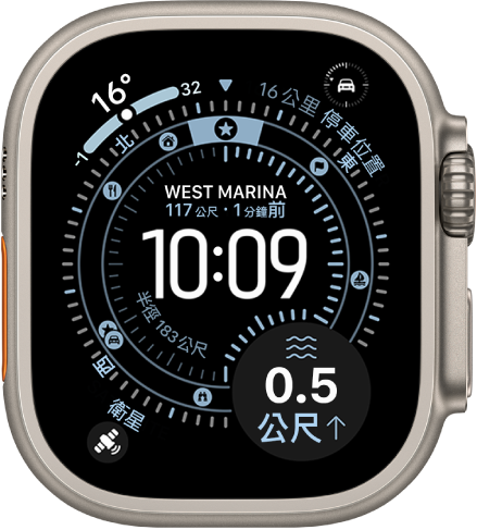 「航點」錶面顯示一個數位時鐘,左上角為天氣複雜功能,右上角為「指南針」停車地點航點複雜功能,左下角為「衛星」複雜功能。右下角為較大的「水深」複雜功能。內環中顯示多個「指南針」航點。