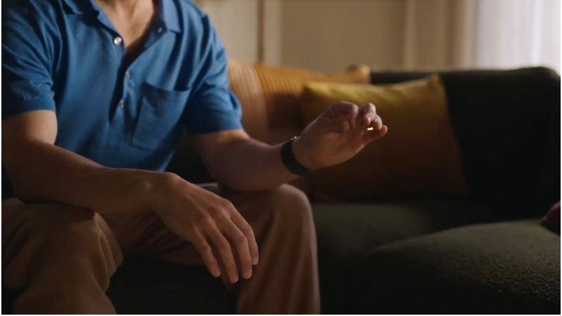 Una persona juntando las puntas del pulgar y el dedo índice para seleccionar algo en el Apple Vision Pro.