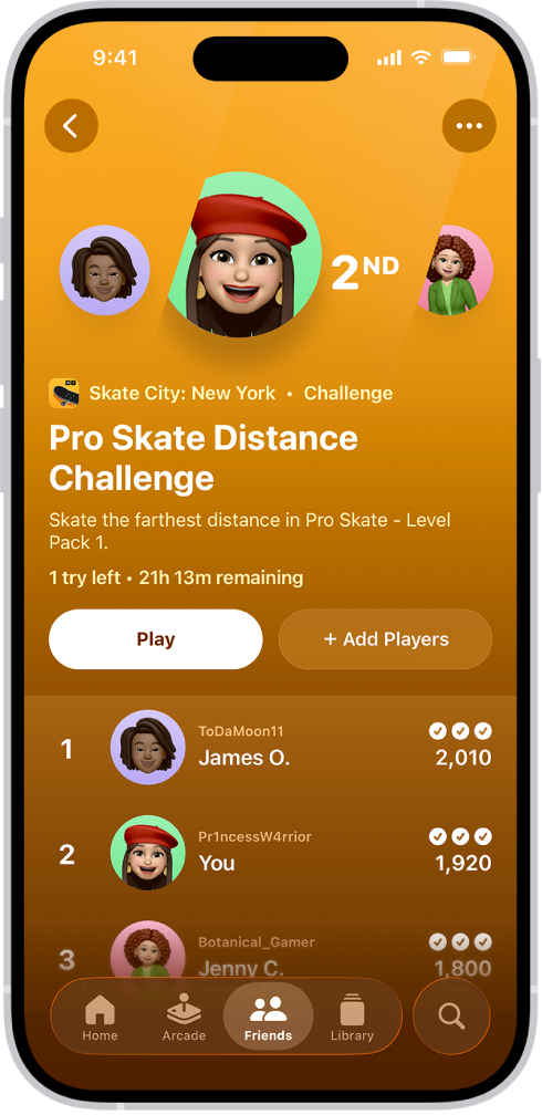تطبيق Apple Games يظهر به علامة التبويب "الأصدقاء" مع تحدٍ نشط داخل اللعبة ولوحة المتصدرين وشارات تقدم.