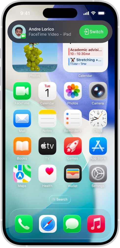 Plocha iPhonu s oznámením o videohovoru FaceTime z iPadu, zobrazeným u horního okraje. Klepnutím na tlačítko Přepnout napravo od oznámení můžete hovor přepojit z jiného zařízení na iPhone.