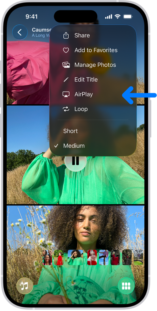 Et lysbilledshow i appen Fotos afspilles på iPhone. Øverst til højre på skærmen er der en lokalmenu med mulighed for at vælge AirPlay.
