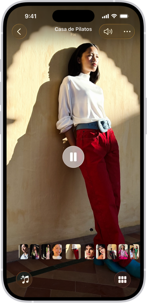 In der Mitte des Bildschirms wird ein Rückblick wiedergegeben. Unten auf dem Bildschirm werden die Tasten „Rückblick-Mixe“ und „Durchsuchen“ angezeigt. Oben auf dem Bildschirm werden die Tasten „Zurück“, „Stummschalten“ und „Mehr“ angezeigt. Oben in der Mitte werden der Ort des Fotos und der Name des abgespielten Titels angezeigt.