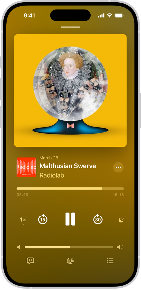 Der Vollbild-Player in der App „Podcasts“ mit dem Coverbild des Podcasts, dem Titel der Folge, den Steuerelementen für die Wiedergabe und dem Schieberegler für die Lautstärke. Unten im Tab sind die Taste „Transkript anzeigen“, das Symbol „AirPlay“ und die Taste „Nächster Titel“.