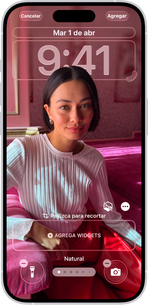 La pantalla bloqueada del iPhone muestra opciones para agregar widgets, ajustar el fondo de pantalla y el tamaño del reloj, y cambiar los controles en la parte inferior de la pantalla.