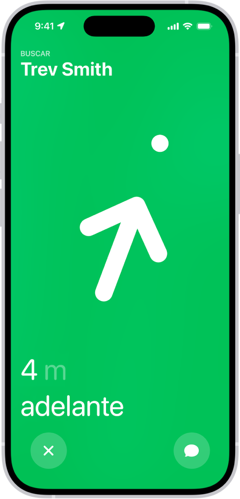 El nombre de la persona que se está localizando con el rastreo preciso se muestra en la esquina superior izquierda, y hay una flecha que apunta a su dirección con un estimado de la distancia. En la parte inferior de la pantalla están los botones para cerrar el rastreo preciso y enviar un mensaje a la persona.